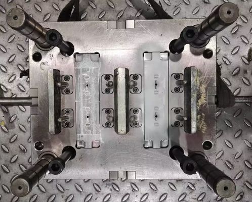 Le parti di plastica del portone di precisione di alta precisione puntuale dello stampaggio ad iniezione modellano