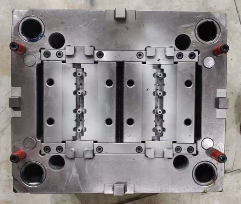 Colpi di modellatura di plastica dello stampaggio ad iniezione di precisione di servizi di abitudine di H13 P12 1,2378 500K