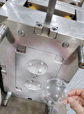 Modificare lo stampo e abbinare le parti di plastica allo stampo