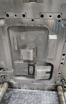 Fabbricazione di plastica resa facile con soluzione di stampaggio a iniezione di finitura di superficie liscia
