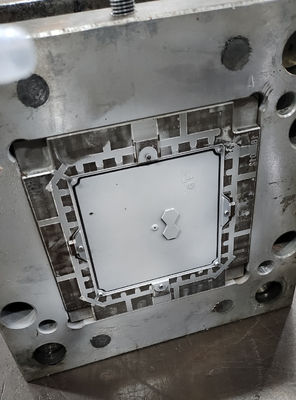 Sistema di stampaggio a iniezione a scopo generale con macchinari di rettifica a base di muffa LKM